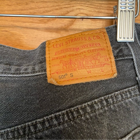 Levi's 501 button fly black busted knee jeans - Picture 7 of 7